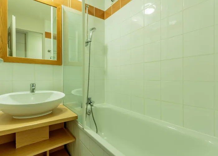 Confortable Avec Balcon Ensoleille Et Parking Couvert - Fr-1-351-213 *