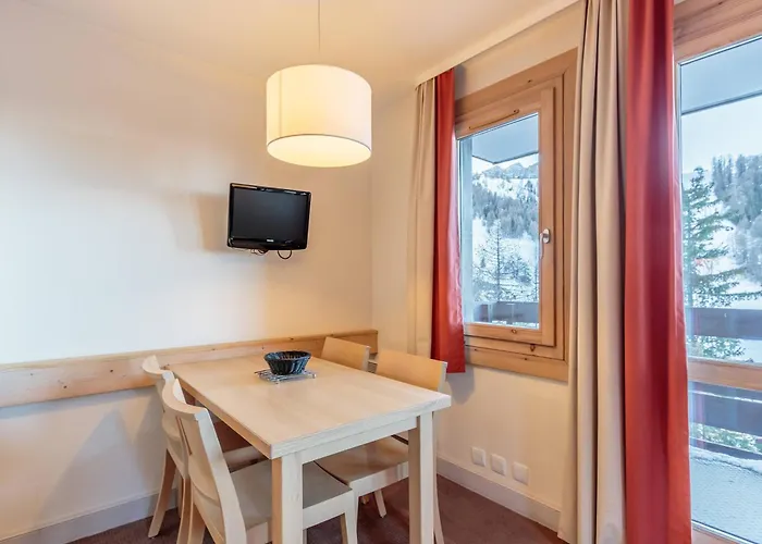 Confortable Avec Balcon Ensoleille Et Parking Couvert - Fr-1-351-213 *