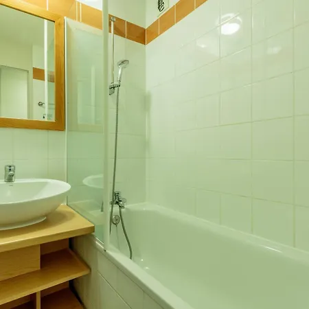 Confortable Avec Balcon Ensoleille Et Parking Couvert - Fr-1-351-213 *